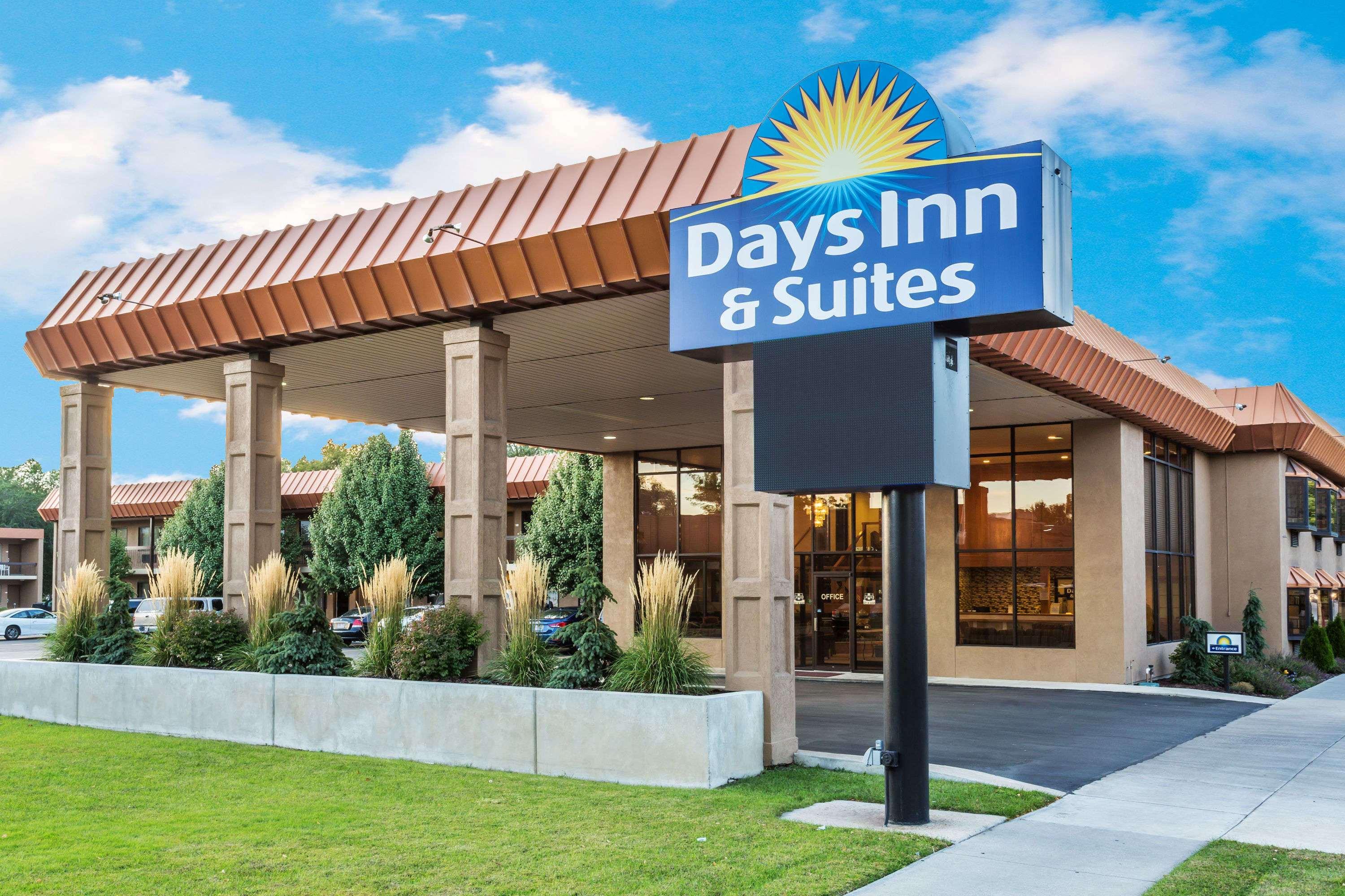 Days Inn & Suites By Wyndham Logan Exterior foto